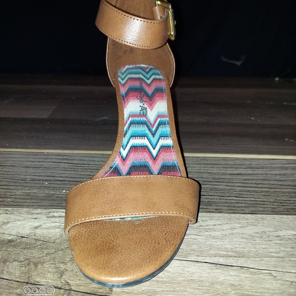 Shoes , tan wedges, size 7.5,  excellent condition - Picture 4 of 5